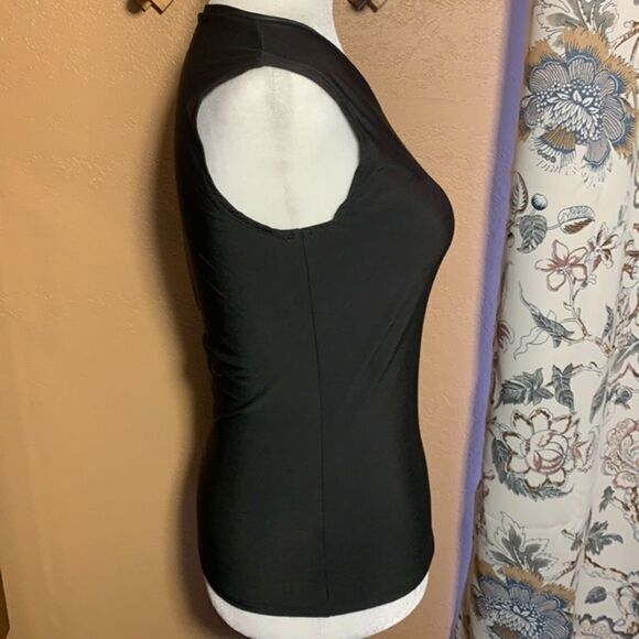 Under Armour Black V-Neck Tank Size Medium - Picture 9 of 11